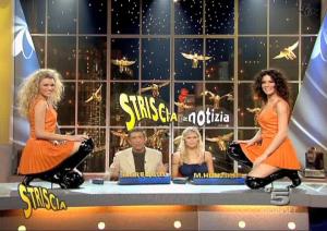 Le Veline, Lucia Galeone et Vera Atyushkina dans Striscia La Notizia - 02/12/04 - 3