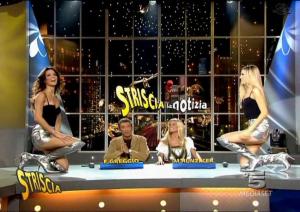 Le Veline, Lucia Galeone et Vera Atyushkina dans Striscia La Notizia - 16/10/04 - 3