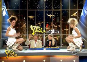 Michelle Hunziker, Lucia Galeone et Vera Atyushkina dans Striscia La Notizia - 09/11/04 - 2