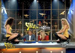 Michelle Hunziker, Lucia Galeone et Vera Atyushkina dans Striscia La Notizia - 16/11/04 - 2