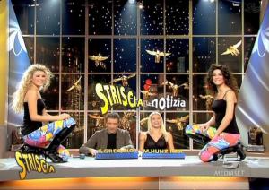 Michelle Hunziker, Lucia Galeone et Vera Atyushkina dans Striscia La Notizia - 24/11/04 - 3