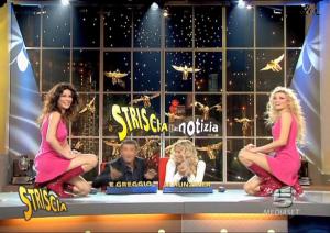 Michelle Hunziker, Lucia Galeone et Vera Atyushkina dans Striscia La Notizia - 29/11/04 - 3