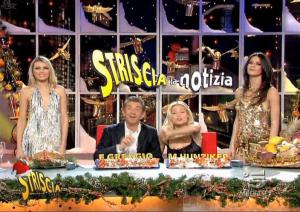 Michelle Hunziker, Lucia Galeone et Vera Atyushkina dans Striscia La Notizia - 30/12/04 - 3