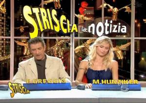 Michelle Hunziker dans Striscia La Notizia - 02/12/04 - 1