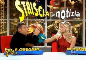Michelle Hunziker dans Striscia La Notizia - 03/11/04 - 2