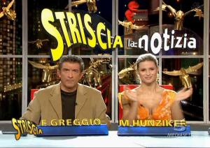 Michelle Hunziker dans Striscia La Notizia - 13/11/04 - 1