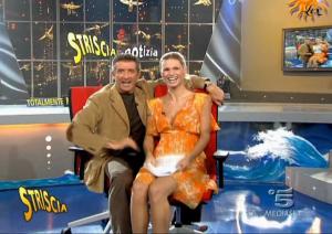 Michelle Hunziker dans Striscia La Notizia - 13/11/04 - 2