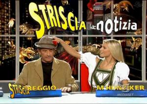 Michelle Hunziker dans Striscia La Notizia - 16/10/04 - 1