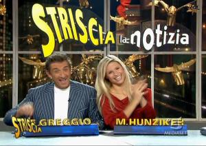 Michelle Hunziker dans Striscia La Notizia - 16/11/04 - 1