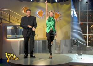 Michelle Hunziker dans Striscia La Notizia - 17/11/04 - 5