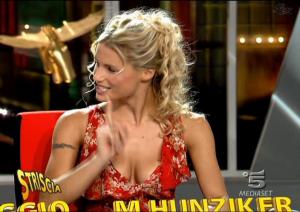 Michelle Hunziker dans Striscia La Notizia - 18/10/04 - 3