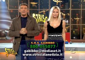 Michelle Hunziker dans Striscia La Notizia - 20/11/04 - 1