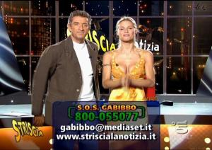 Michelle Hunziker dans Striscia La Notizia - 21/10/04 - 1