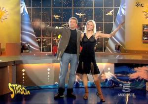 Michelle Hunziker dans Striscia La Notizia - 24/11/04 - 1