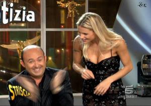 Michelle Hunziker dans Striscia La Notizia - 25/10/04 - 1