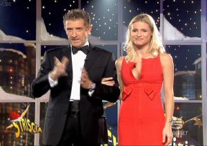 Michelle Hunziker dans Striscia La Notizia - 25/12/04 - 1