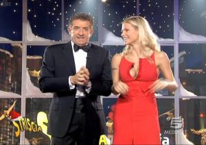 Michelle Hunziker dans Striscia La Notizia - 25/12/04 - 2