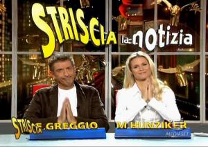 Michelle Hunziker dans Striscia La Notizia - 27/10/04 - 2