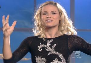 Michelle Hunziker dans Striscia La Notizia - 27/11/06 - 2