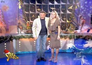 Michelle Hunziker dans Striscia La Notizia - 27/12/04 - 2