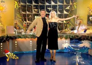 Michelle Hunziker dans Striscia La Notizia - 28/12/04 - 1