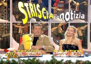 Michelle Hunziker dans Striscia La Notizia - 28/12/04 - 5