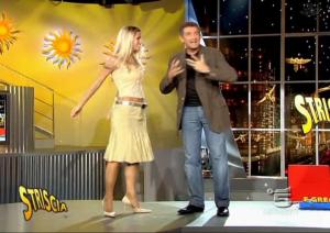 Michelle Hunziker dans Striscia La Notizia - 29/10/04 - 1