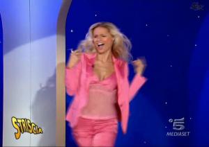 Michelle Hunziker dans Striscia La Notizia - 30/10/04 - 1