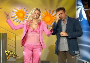 Michelle Hunziker dans Striscia La Notizia - 30/10/04 - 2