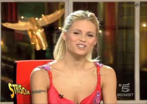 Michelle Hunziker dans Striscia La Notizia - 30/11/04 - 1