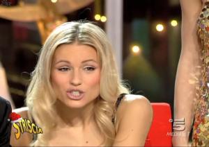 Michelle Hunziker dans Striscia La Notizia - 30/12/04 - 5