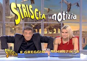 Michelle Hunziker - Striscia La Notizia - Singeries