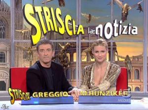 Michelle Hunziker dans Striscia la Notizia - 31/10/06 - 37