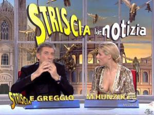 Michelle Hunziker dans Striscia la Notizia - 31/10/06 - 39