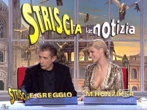 Michelle Hunziker dans Striscia la Notizia - 31/10/06 - 65