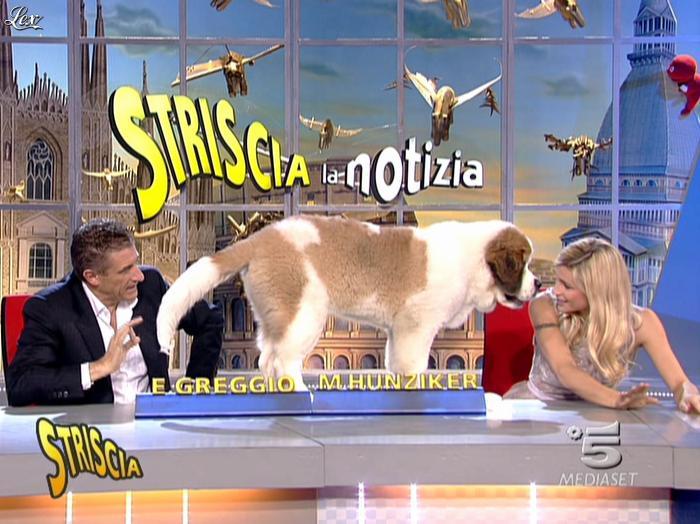 Michelle Hunziker dans Striscia la Notizia. Diffusé à la télévision le 21/11/06.
