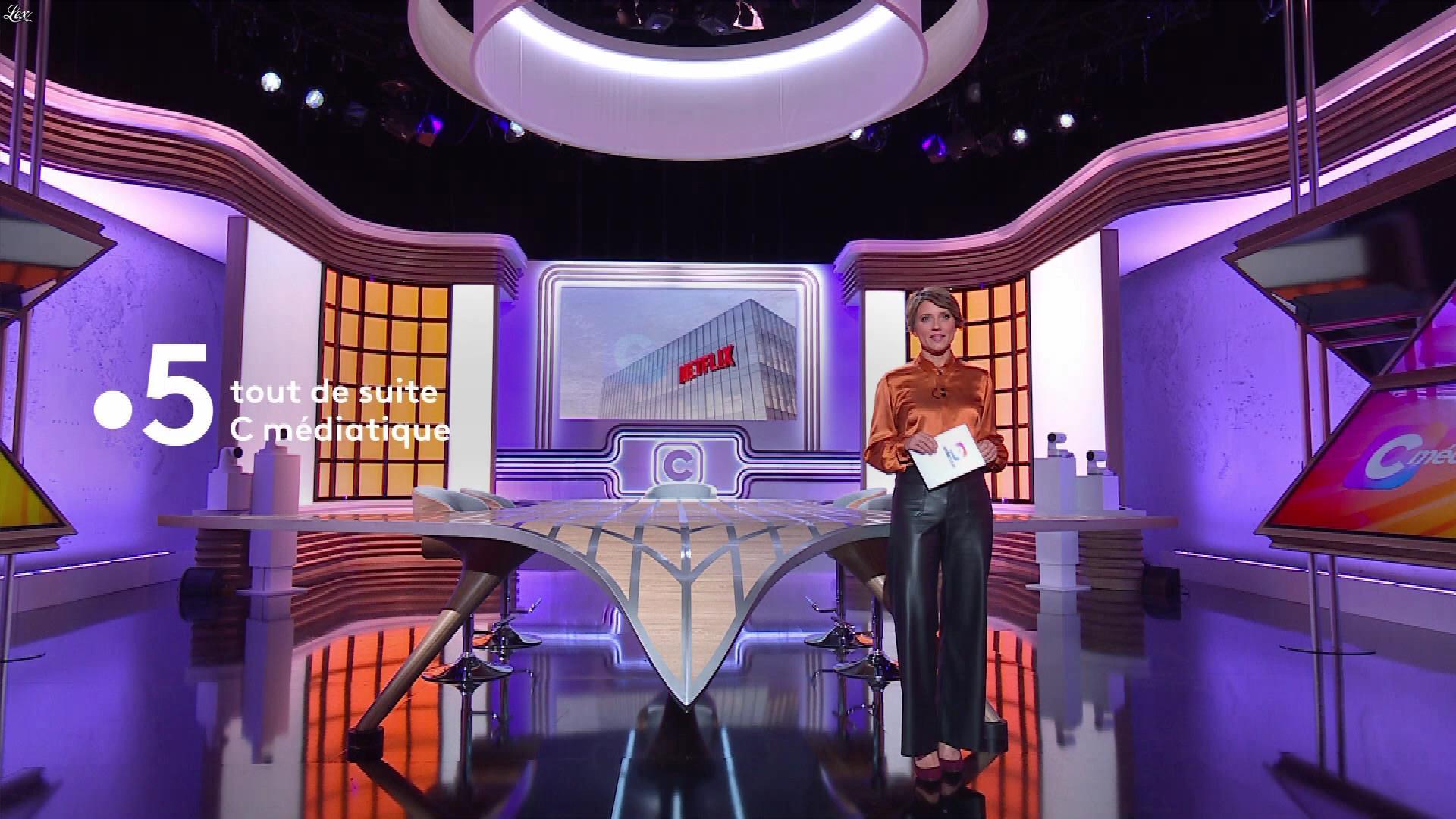 Mélanie Taravant dans C Mediatique. Diffusé à la télévision le 04/12/22.