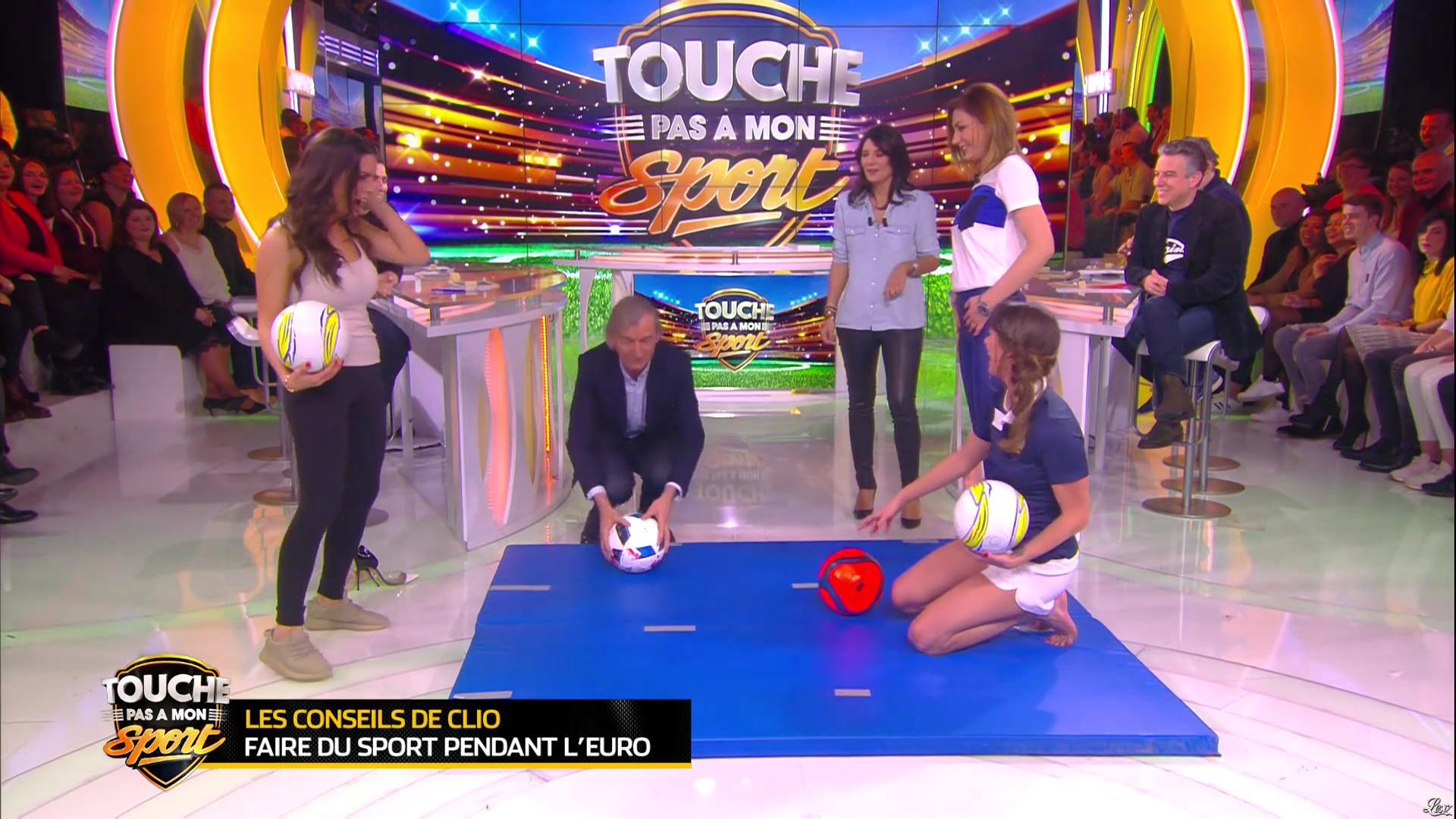 Estelle Denis et Ariane Brodier dans Touche pas à mon Sport. Diffusé à la télévision le 02/03/16.