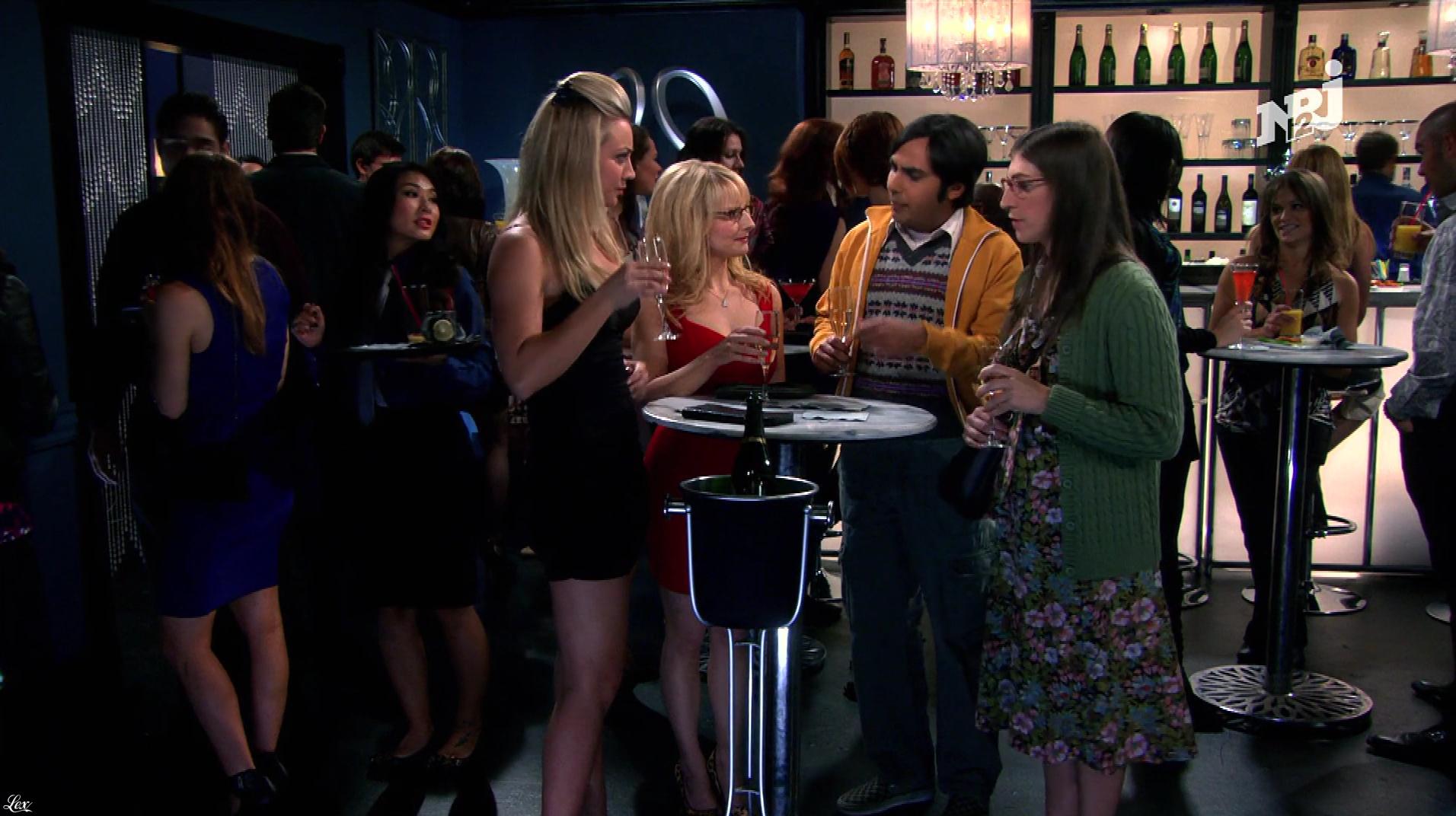Kaley Cuoco et Mélissa Rauch dans The Big Bang Theory. Diffusé à la télévision le 06/06/18.