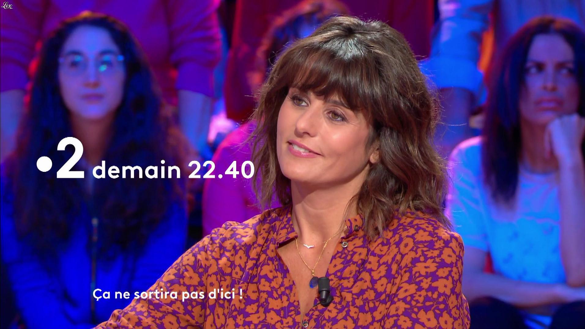 Faustine Bollaert dans une Bande-Annonce pour Ça Ne Sortira pas d'Ici. Diffusé à la télévision le 22/10/19.