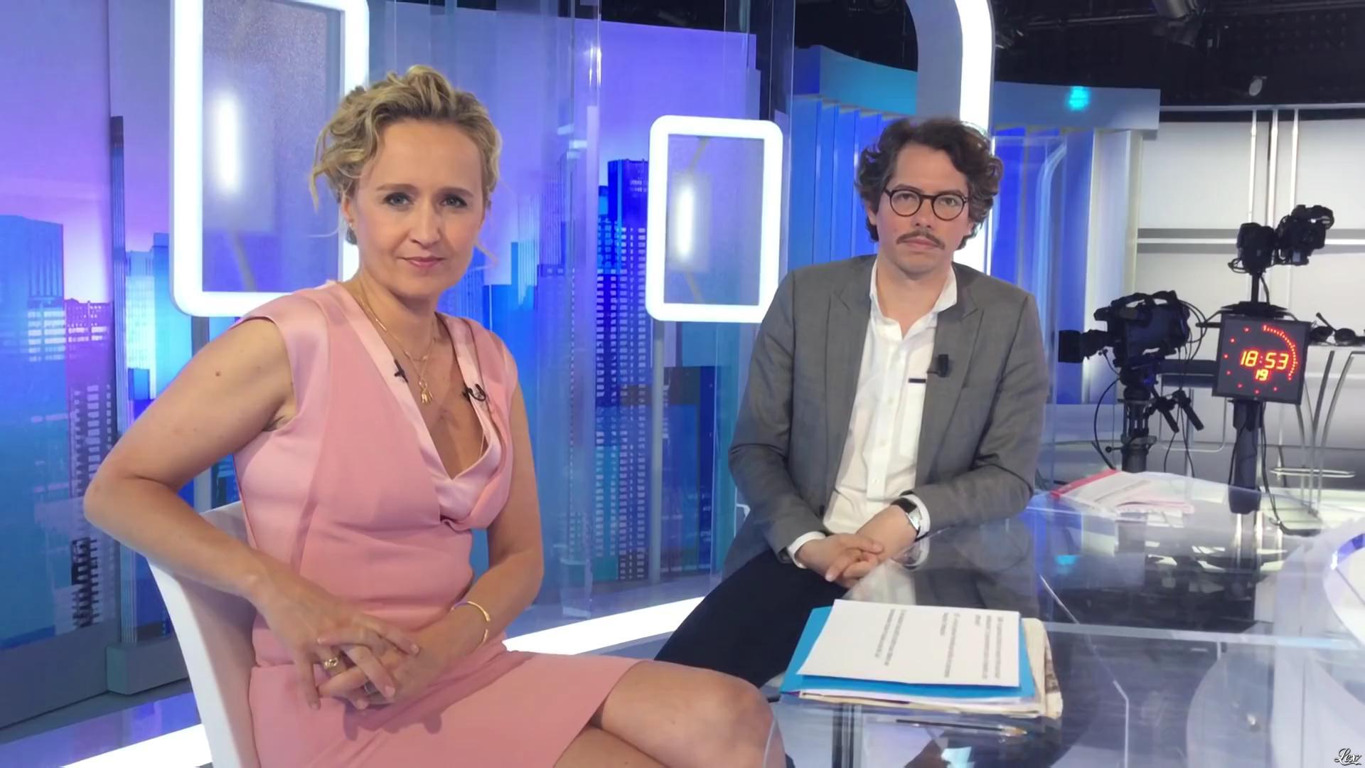 Caroline Roux dans un Bonus de C dans l'Air - 07/06/17 - 01.